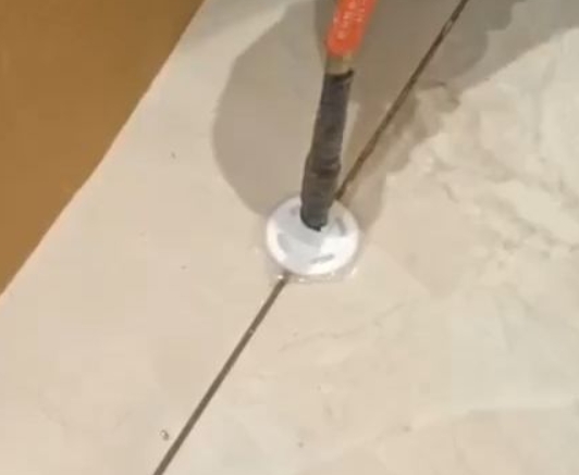 海口瓷砖空鼓维修公司专业解答瓷砖在铺贴过程中，如果没有涂抹均匀到位的粘结材料（如水泥砂浆或瓷砖胶），可能会导致以下问题