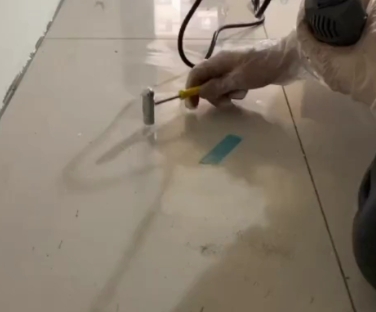海口瓷砖开裂维修公司专业分享瓷砖在铺贴前如果没有沥干水分，将会导致以下问题