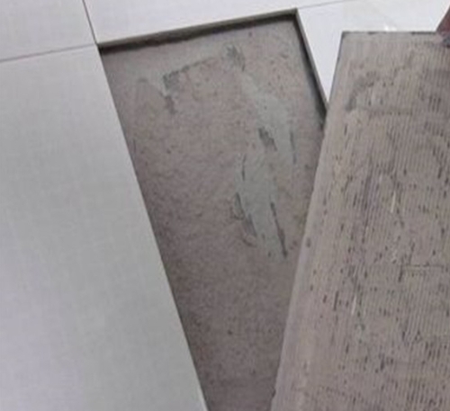 海口瓷砖空鼓维修公司分享瓷砖铺贴时如果打浆（即涂抹在瓷砖背面和基层上的砂浆或瓷砖胶）过少，会带来以下问题